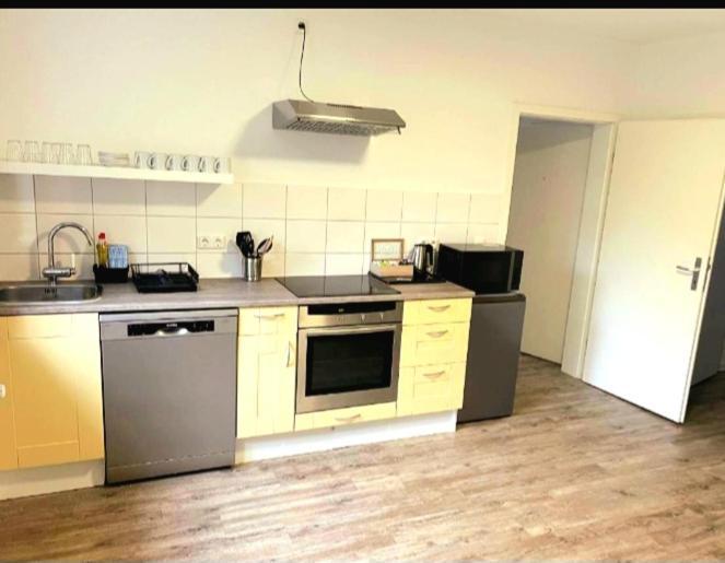 City Apartment Duisburg 2#Netflix &Wlan &Kingsize Bett & Kaffee Maschine & Central & 500M Innenhafen & 2 Min U Bahn Exterior photo